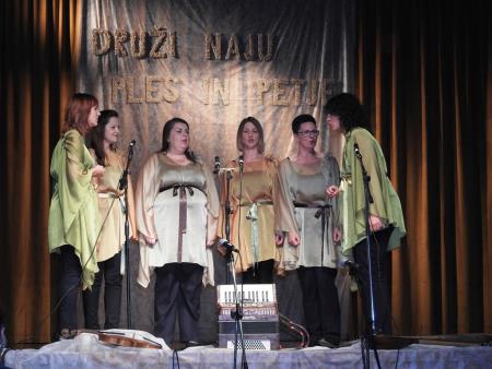 Prireditev Druži naju ples in petje z mednarodno udeležbo 64